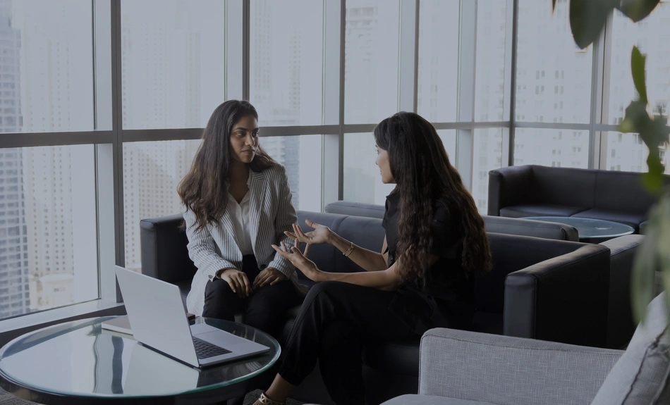Deux femmes qui discutent